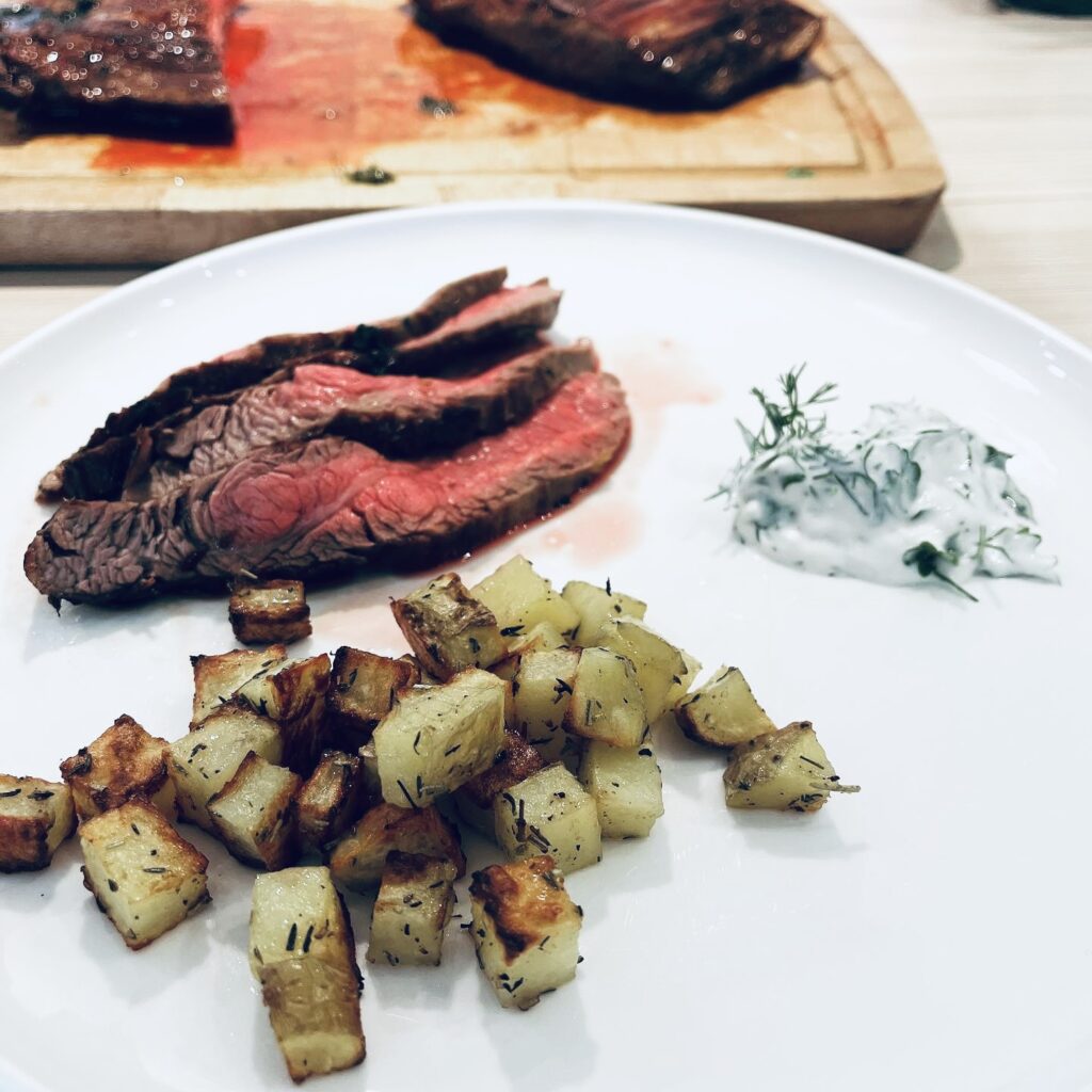 Flankstek med rostad potatis och örtig sås