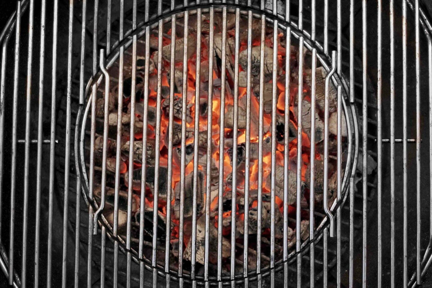 Grill med galler och varm kol under