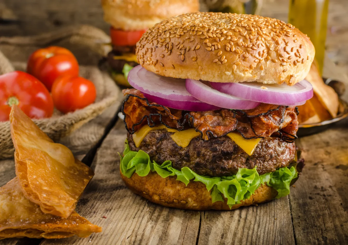 Hamburgare med tillbehör och gott bröd