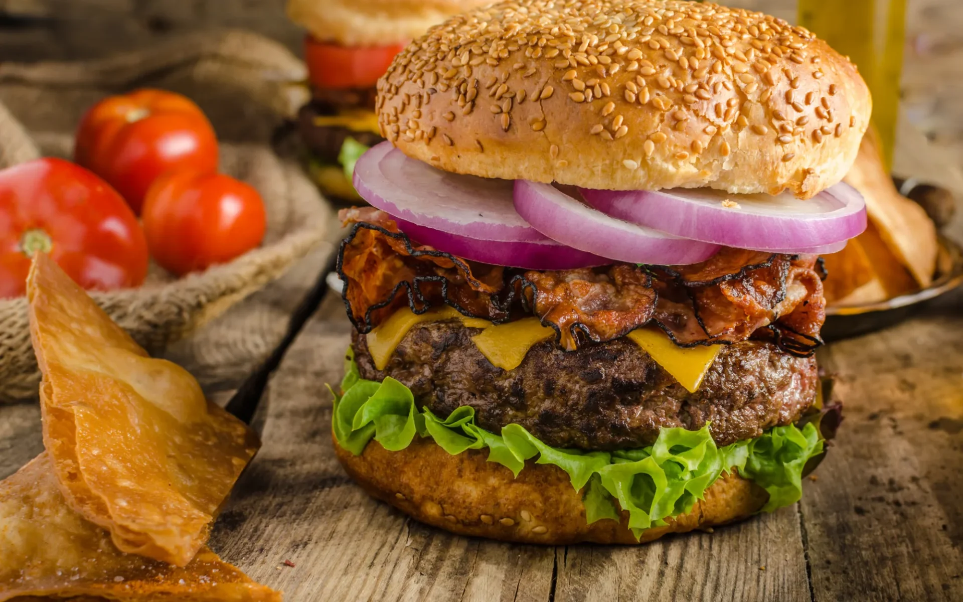 Hamburgare med tillbehör och gott bröd