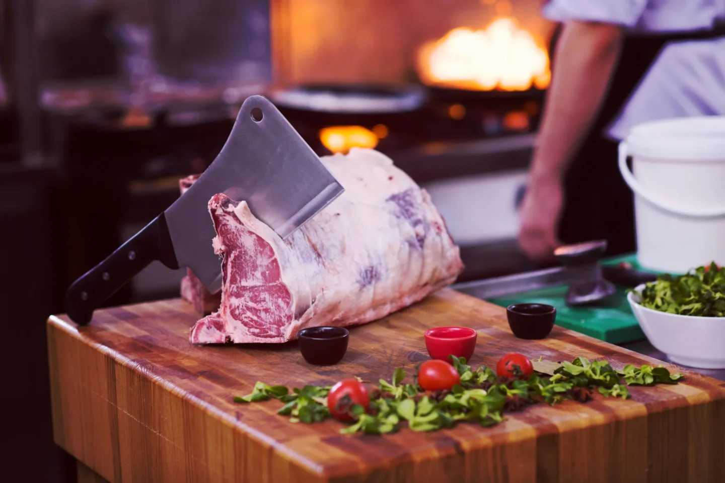 Köttyxa och rått kött på skärbräda